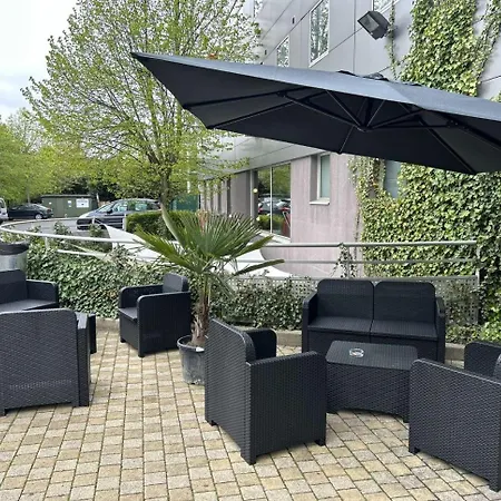 Standing By Actisource Apart Otel 4*